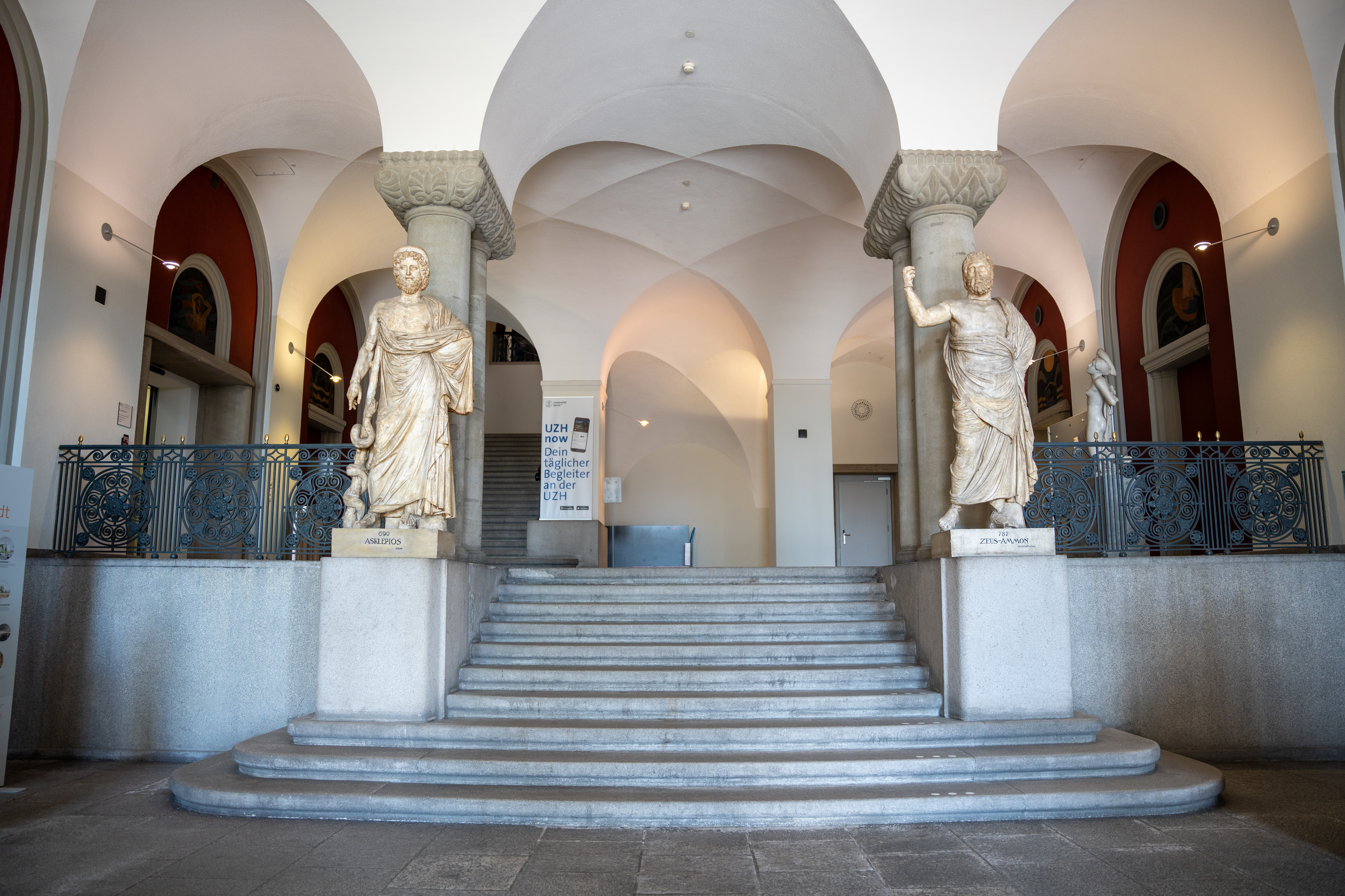 Asklepios und Zeus-Statuen beim Eingang Künstlergasse. 